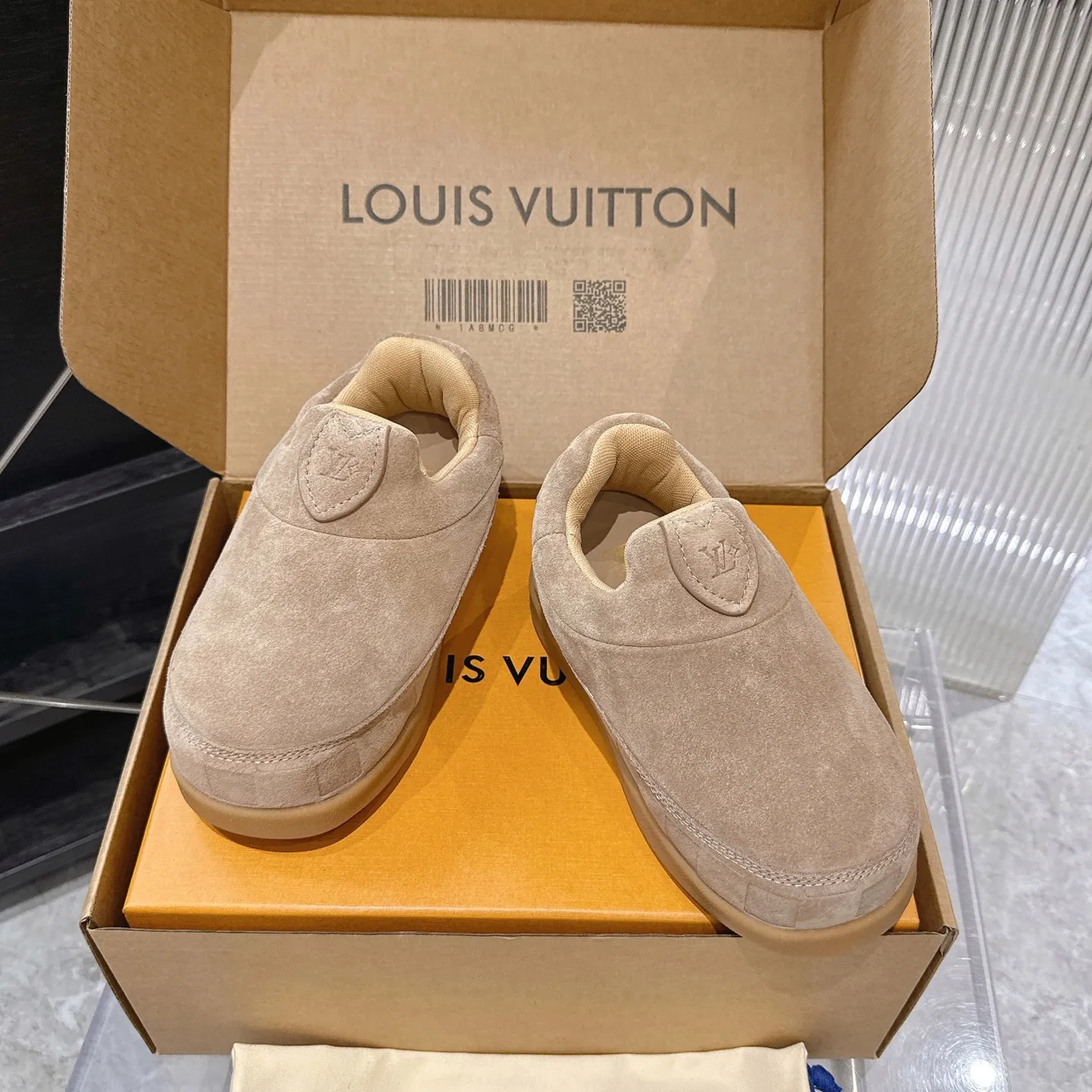 [L Family] P: 740💰 Couple model, size: women 35-41 (customized at 41 for women), 39-46 for men (customized at 45.46) The 2025 iteration of this Time Out sneaker, couple model, LV co-branded nigo, donkey brand, Louis Vuitton, ugly, cute😍Many Internet celebrities have shown off their feet, a classic and versatile item. Fabric: Imported high mercerized cow suede. Lining: high-grade elastic mesh, outsole: original molded outsole, palm print rubber outsole with hidden L letter and Monongram flower.